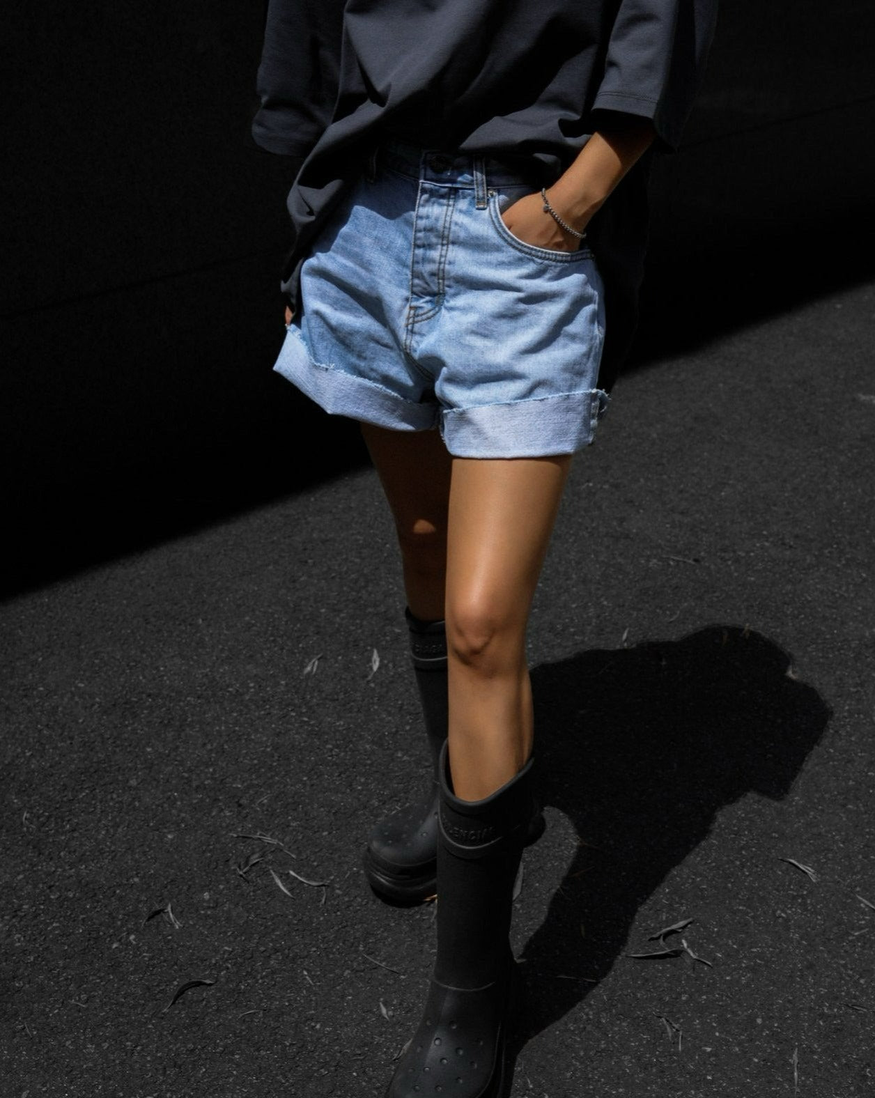 [PAPERMOON] SS / Cutted Detail Vintage Oversized Denim Shorts