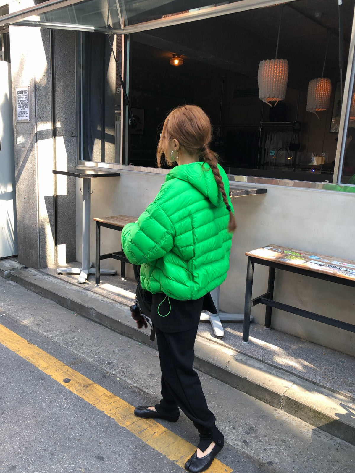 A MA:DE ブラックのニットパンツ 後ろ姿