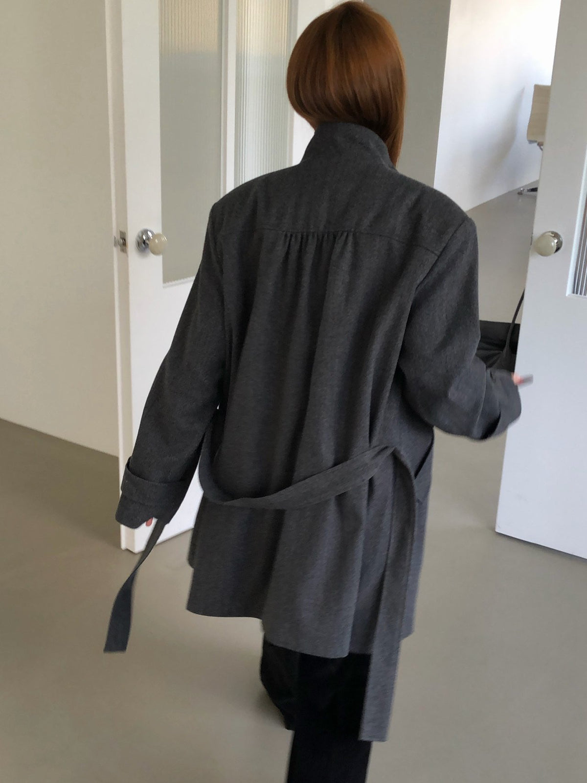 A MA:DE チャコールコートのバックスタイル