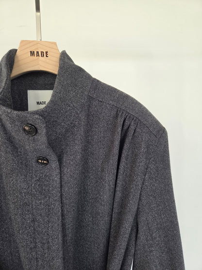 A MA:DE チャコールのスタンドカラー襟元