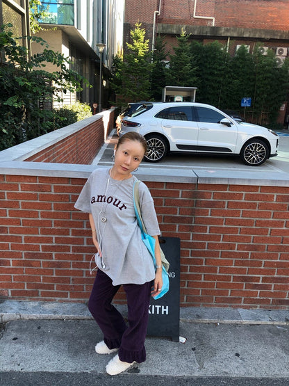 A MA:DE グレーのamourロゴTシャツ
