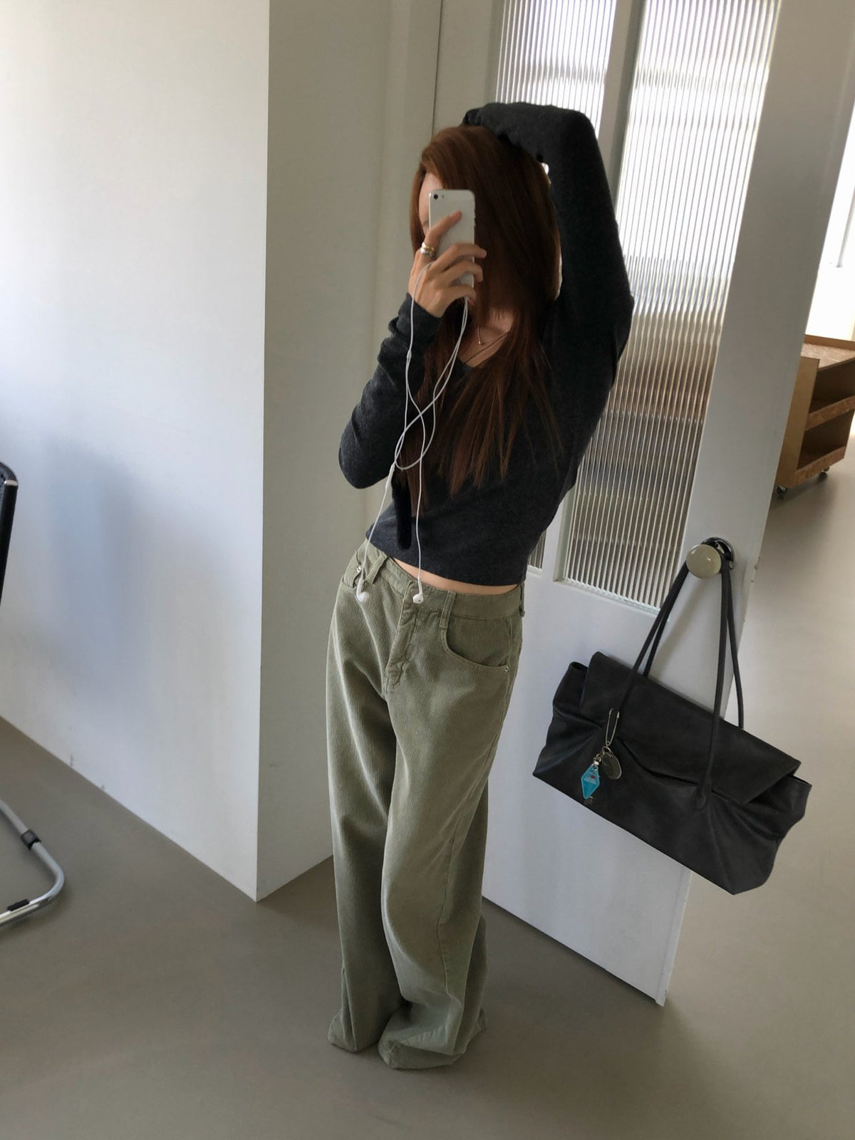 A MA:DE カーキのワイドパンツ 着用コーデ