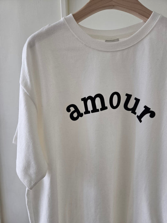 A MA:DE ホワイトのamourロゴTシャツ