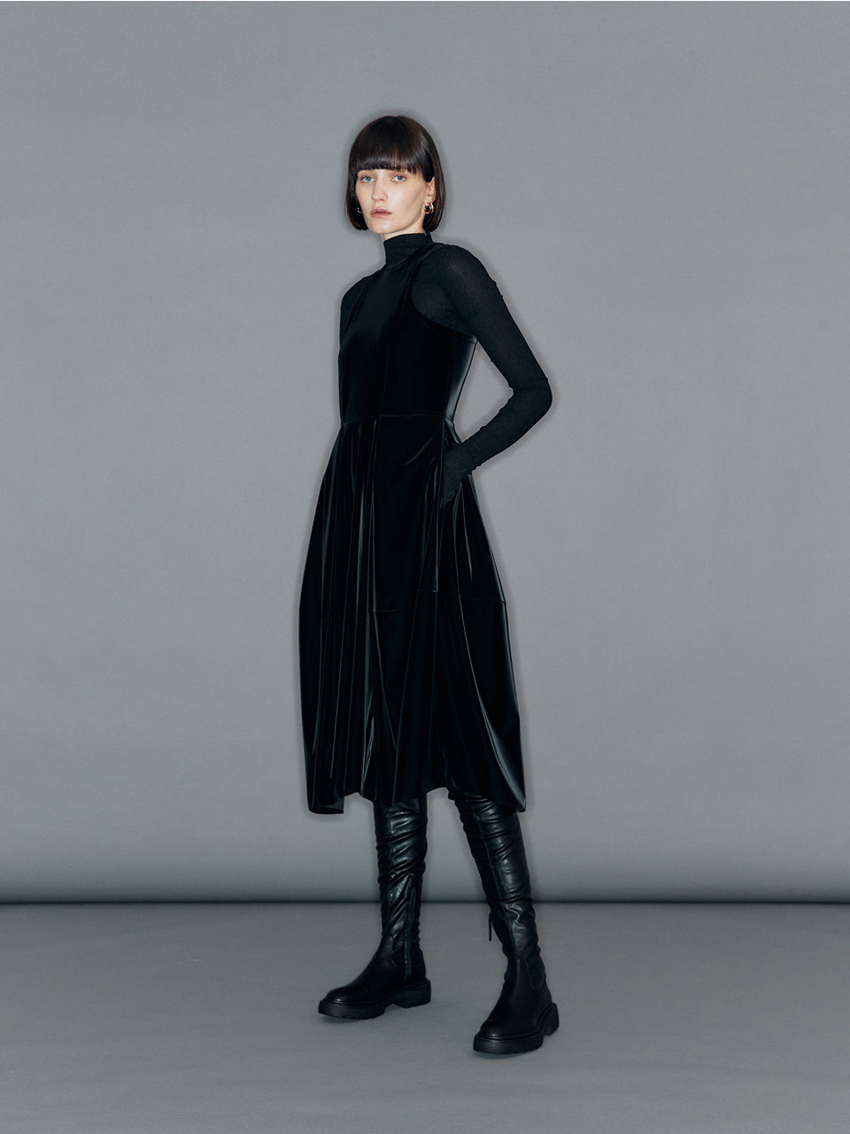 韓国レディース フェイクレザー ドレス ARIK ボリュームシルエット