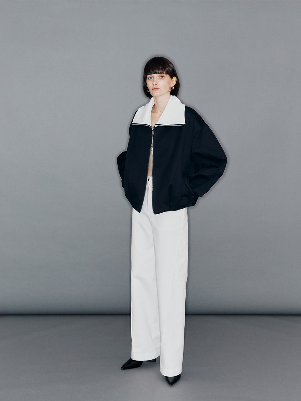 arik ホワイトパンツ レディース ミニマルコーデ