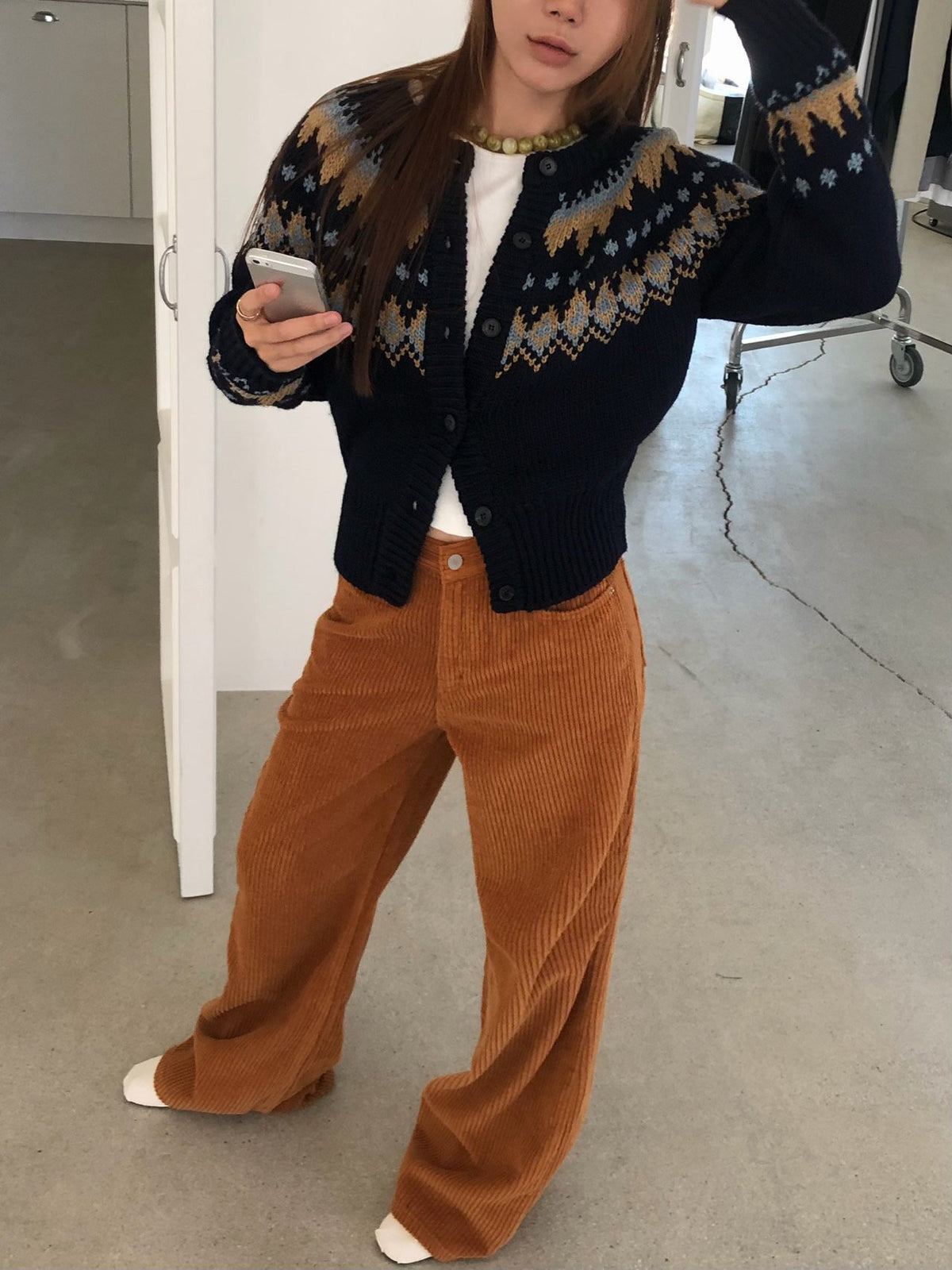 秋冬レディースコーデ ワイドコーデュロイパンツ