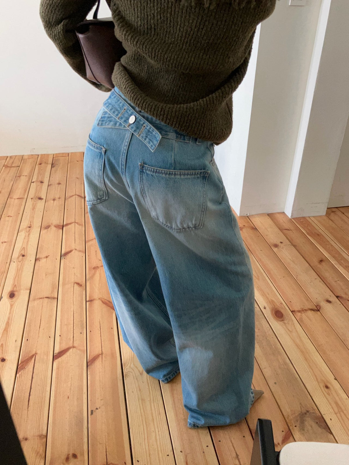 バギーデニムパンツ 後ろ姿