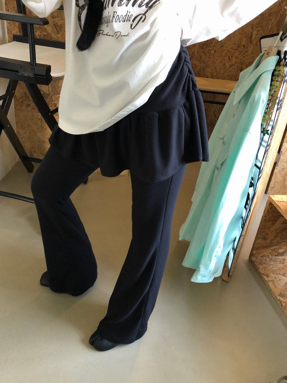 ブラックのスカートレイヤードパンツ 着用アップ