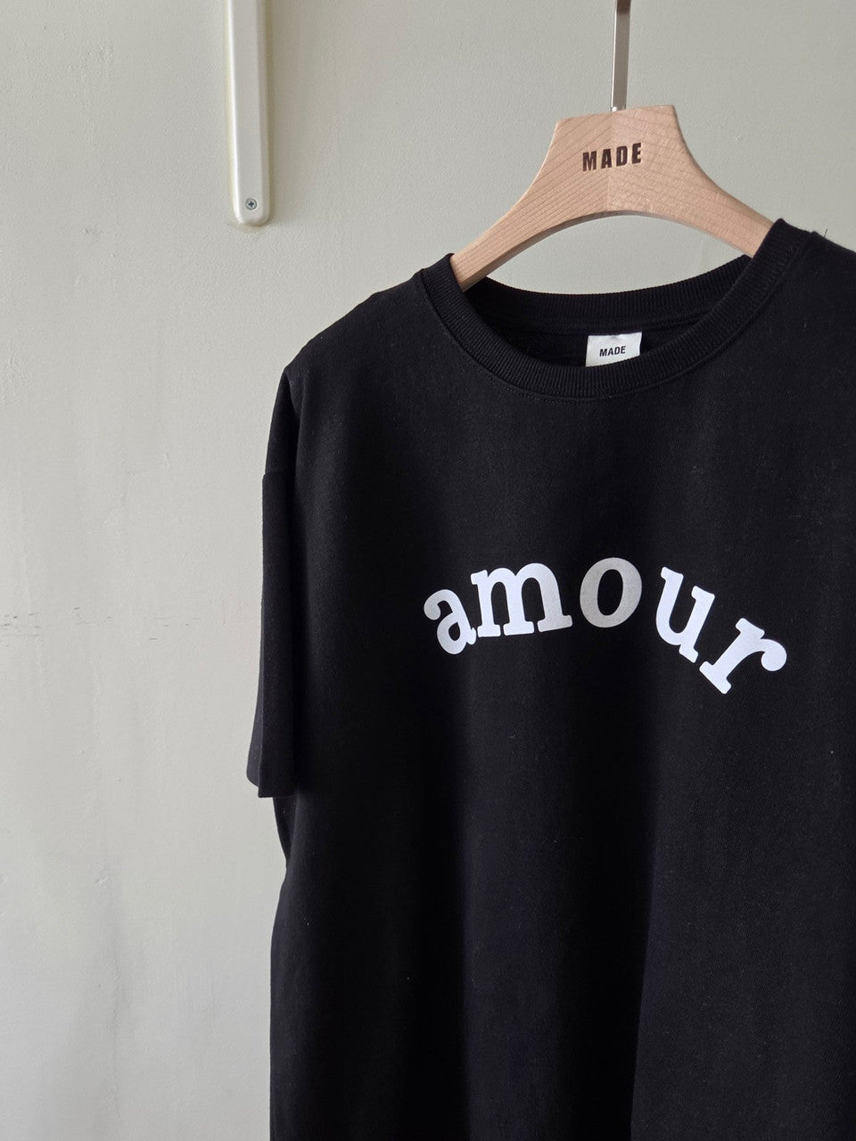 ブラックTシャツ ロゴプリントアップ