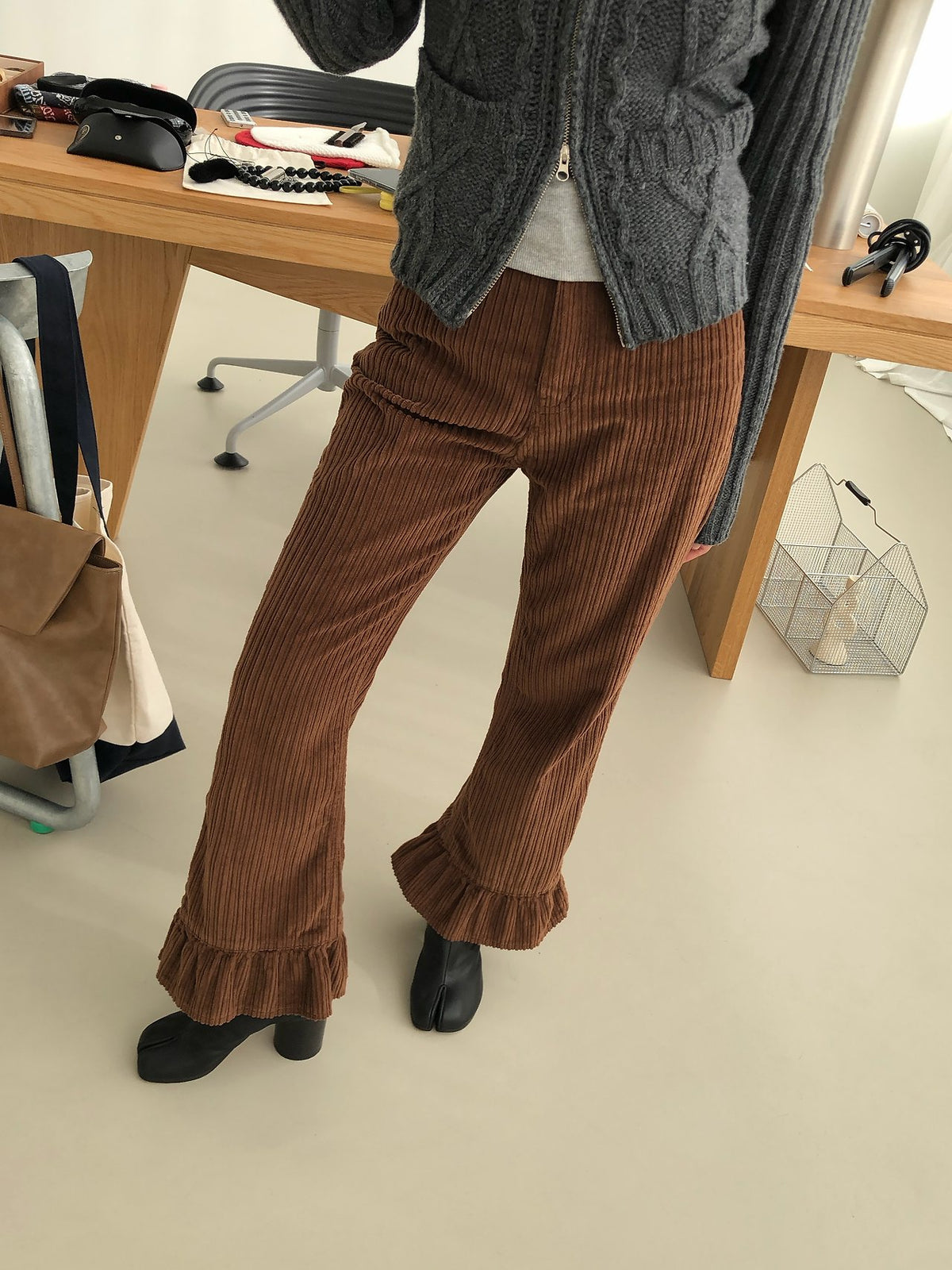 ブラウン フリルコーデュロイパンツコーデ