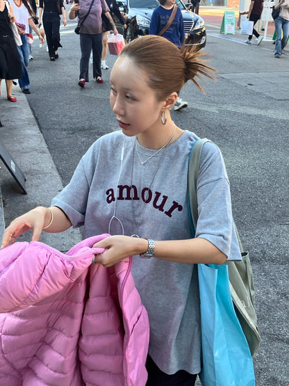 グレーロゴTシャツのカジュアルコーデ