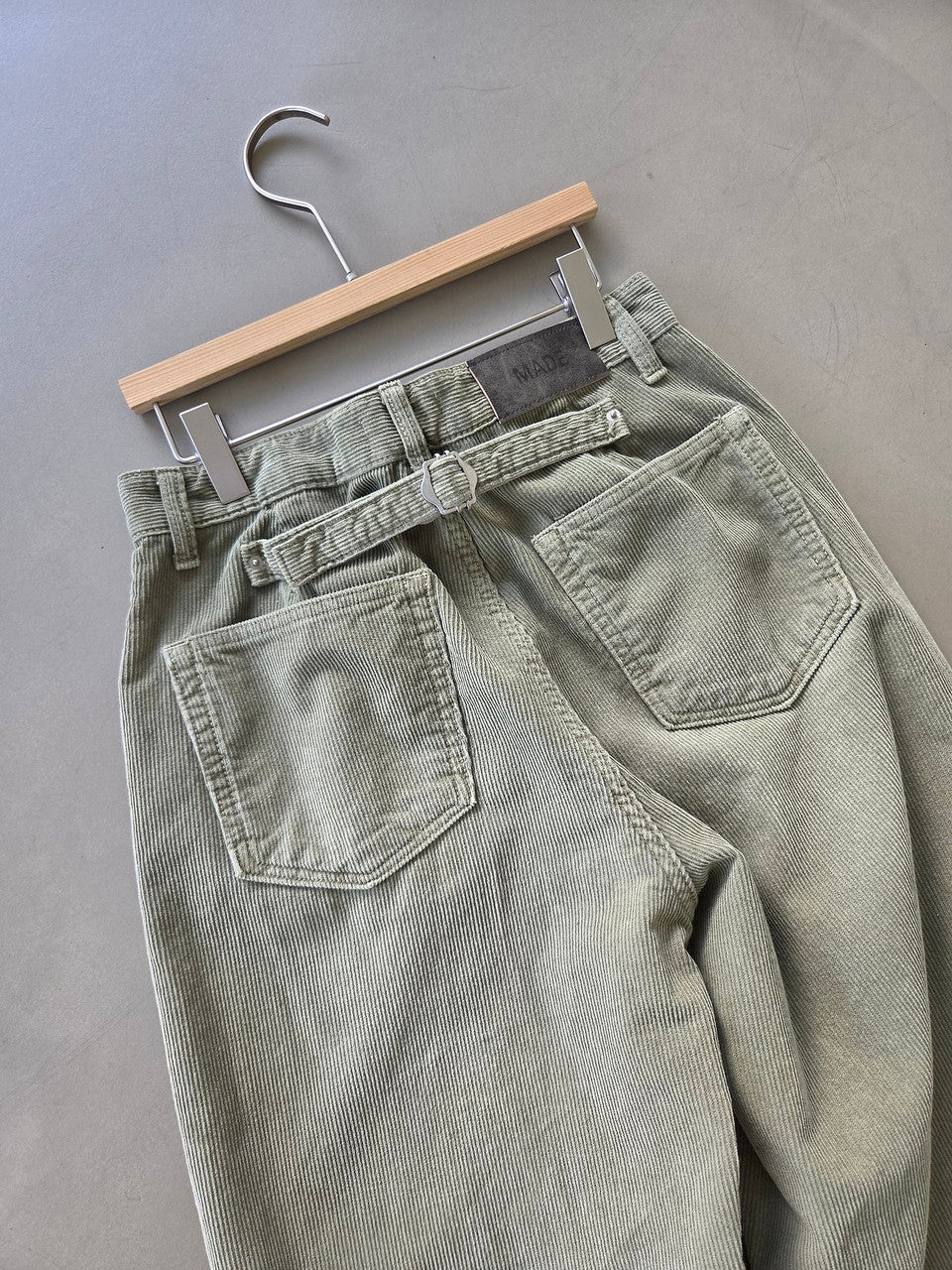 コーデュロイパンツ バックポケットのディテール