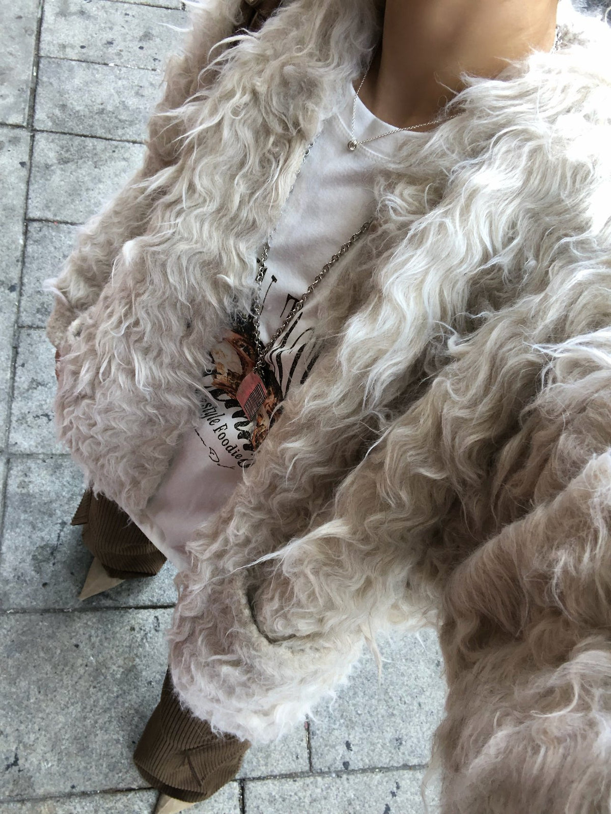 クリームのニットカーディガン 着用アップ