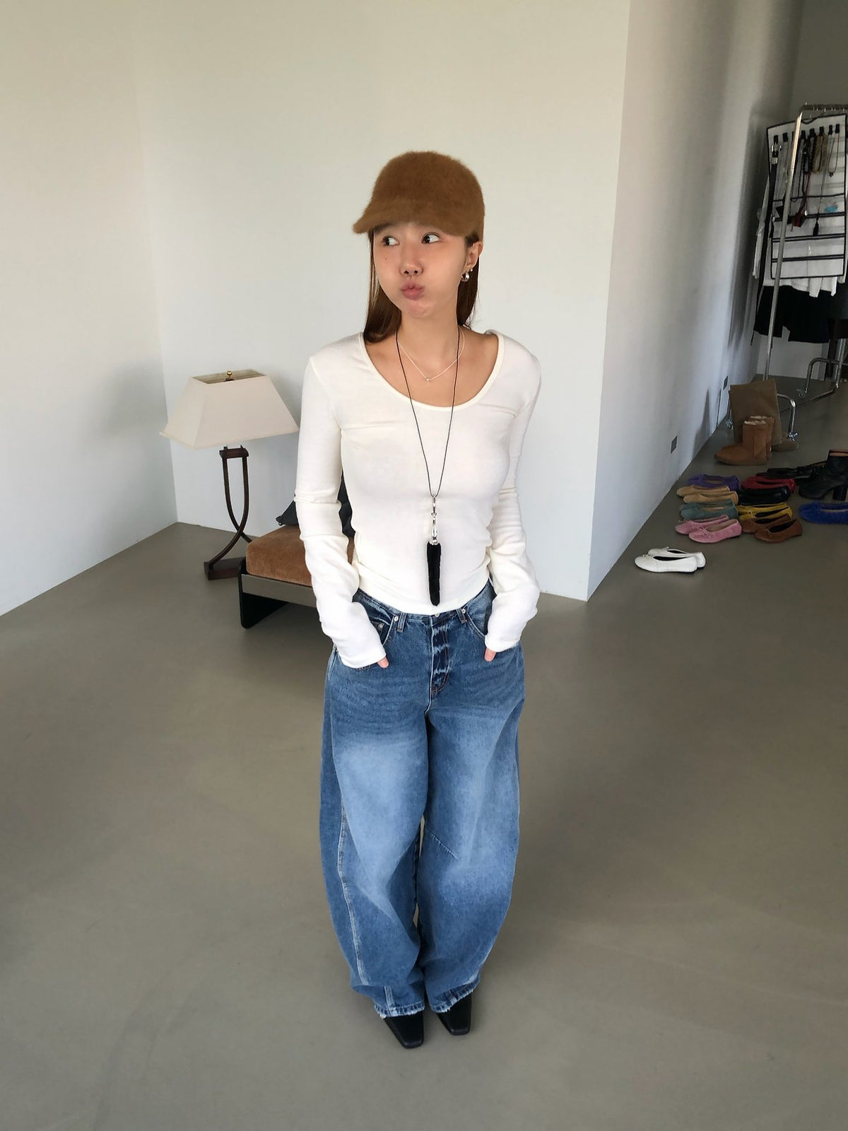 クリームニットトップスとデニムのコーデ