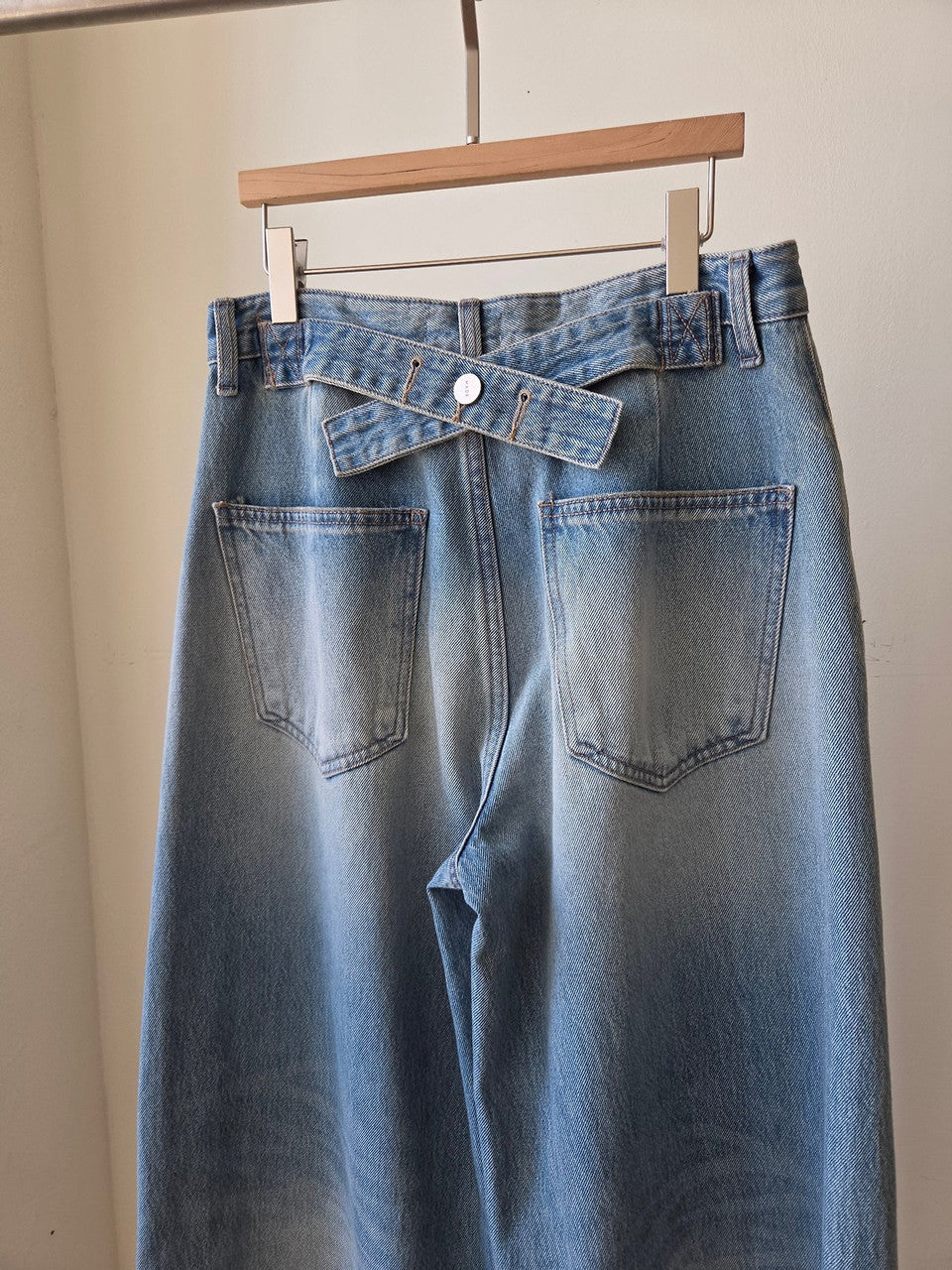 デニムパンツ バックウエストのベルトディテール