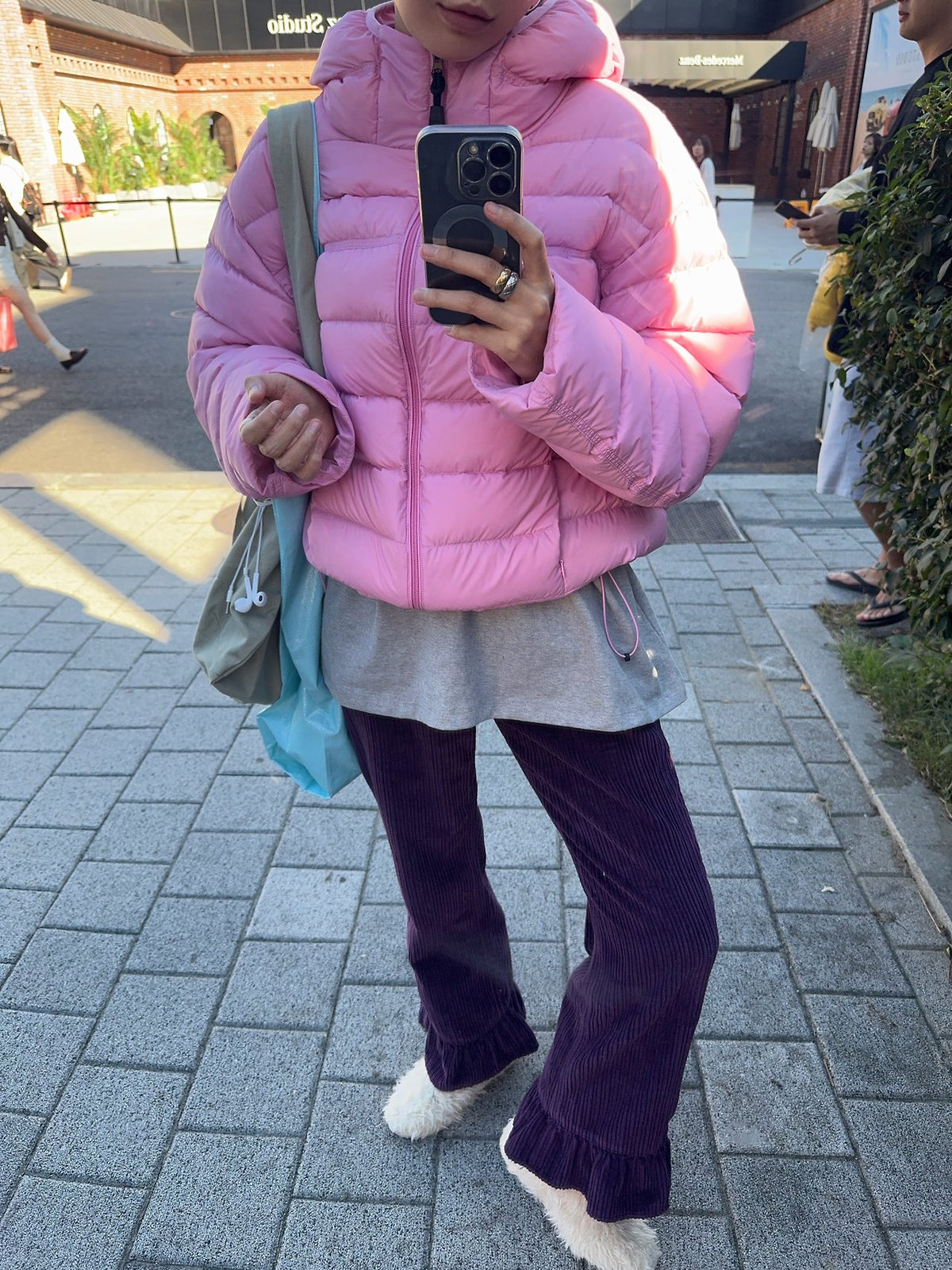 ダウンジャケットと合わせるフリルコーデュロイパンツ
