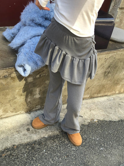 グレーのフリルレイヤードパンツ 着用アップ