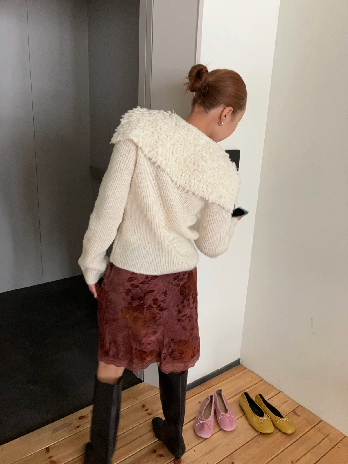 アイボリーニット 大きな襟の後ろ姿