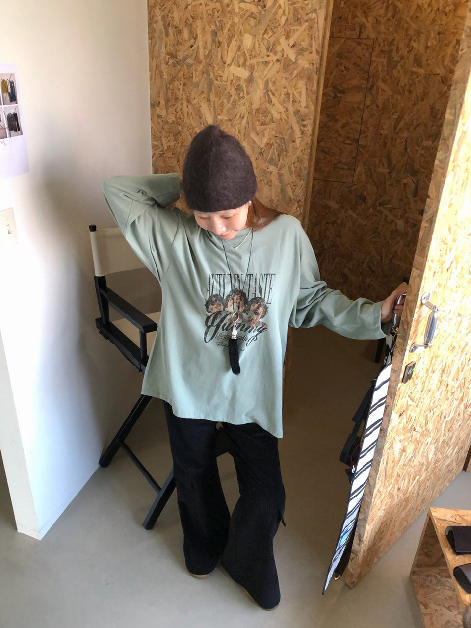カーキロンTとブラックパンツのコーデ