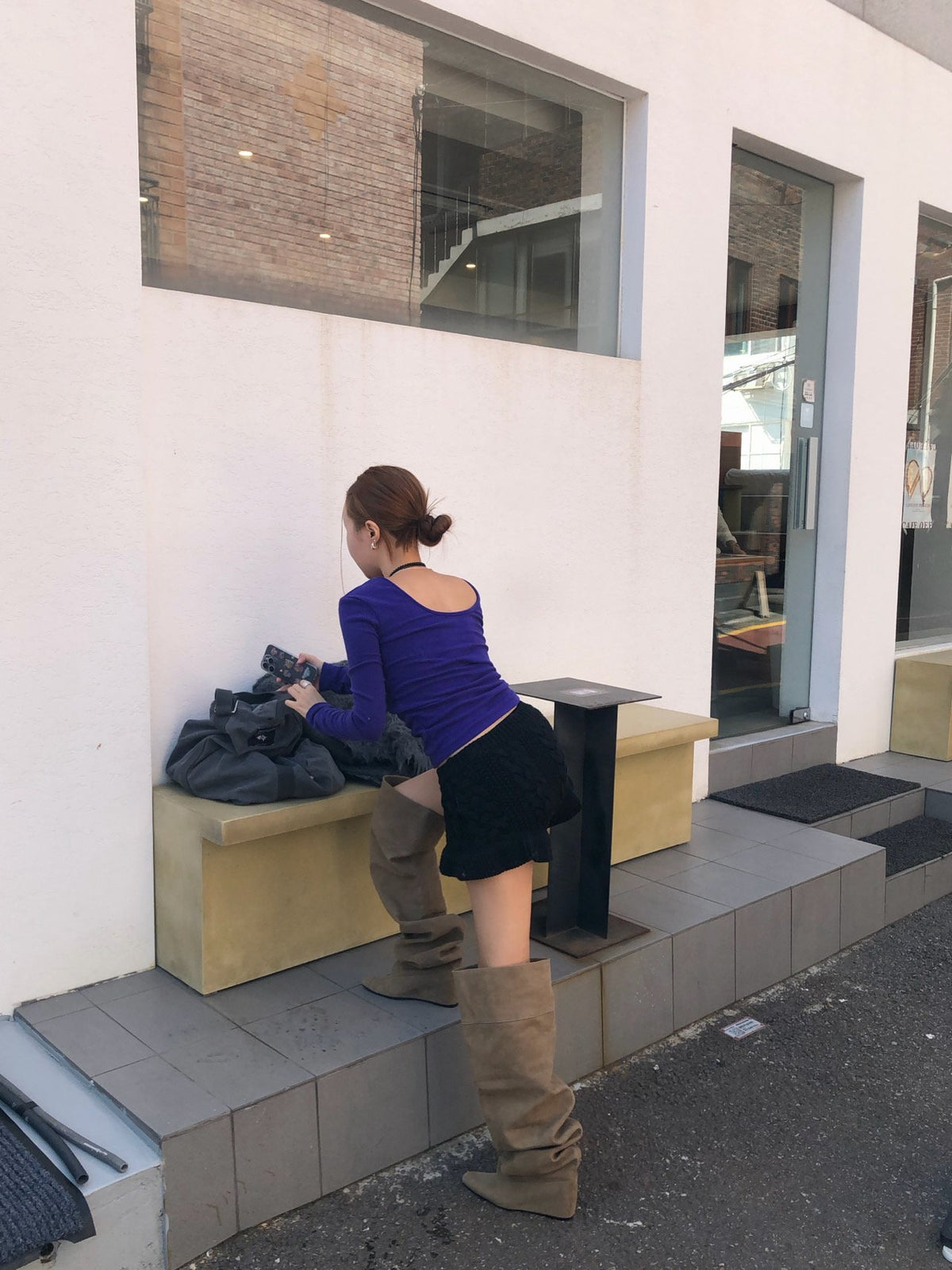 ニットトップスとショートパンツとブーツのコーデ