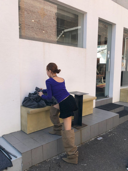 ニットトップスとショートパンツとブーツのコーデ