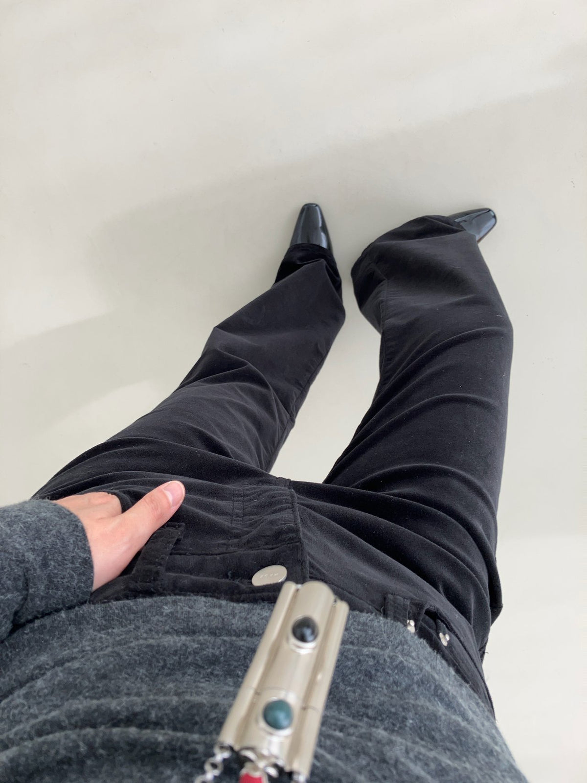 韓国 ブーツカットパンツ レディース ブラックの見下ろしカット