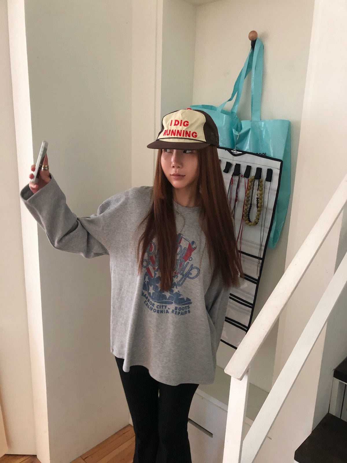 韓国カジュアル レディース グレーロンTとキャップ