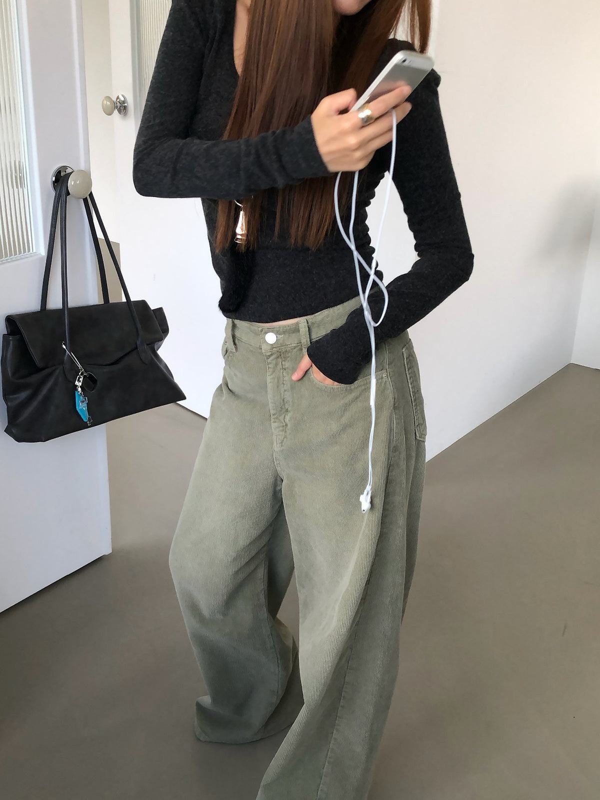 韓国 ワイドパンツ レディース ブラックトップス合わせ