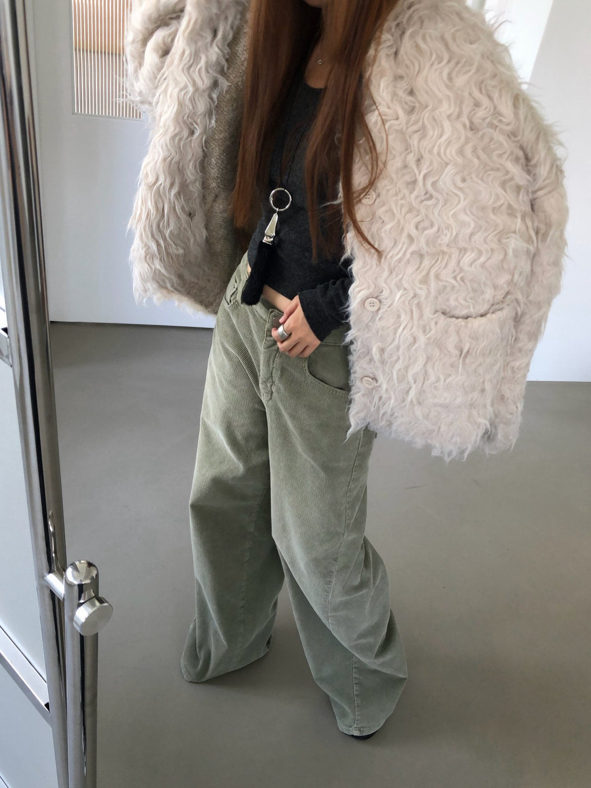 韓国ファッション レディース ファーとカーキパンツ