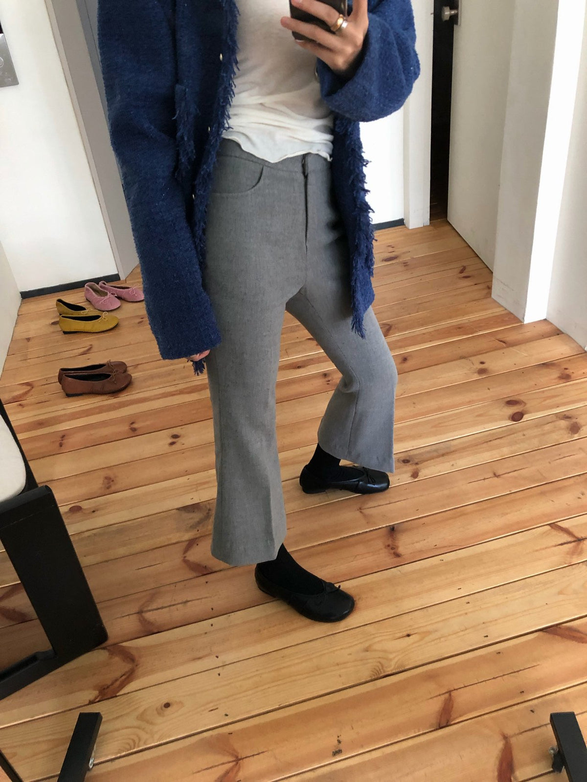 韓国 フレアパンツ レディース グレーの着用