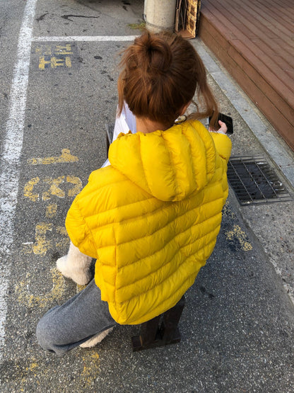 韓国 アウター レディース イエローのフード後ろ姿