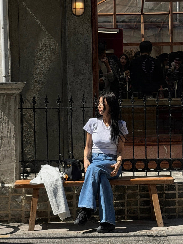 韓国 Tシャツ レディース 白とワイドデニムのコーデ
