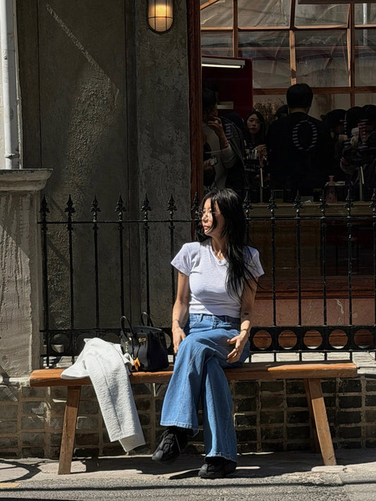 韓国 Tシャツ レディース 白とワイドデニムのコーデ