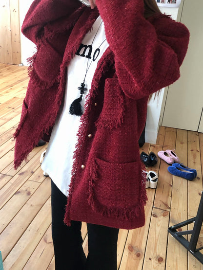 カーディガンと重ねるロゴTシャツコーデ