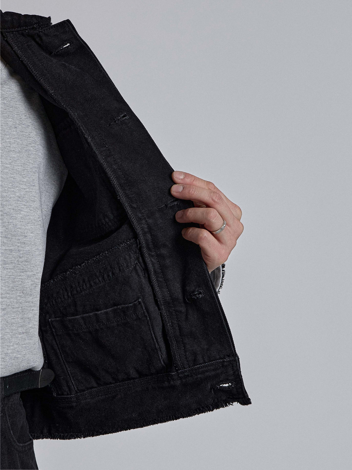 MAGNOLIA Raw Edge Black Denim Trucker Jacket 韓国メンズファッション 11