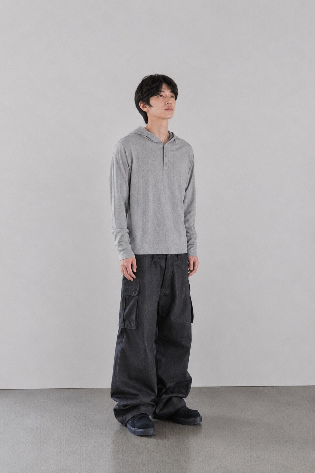 MAGNOLIA Finger Hole Henley Neck Hoodie(BLACK, CHARCOAL, NAVY, MELANGE GRAY) 商品画像11/15