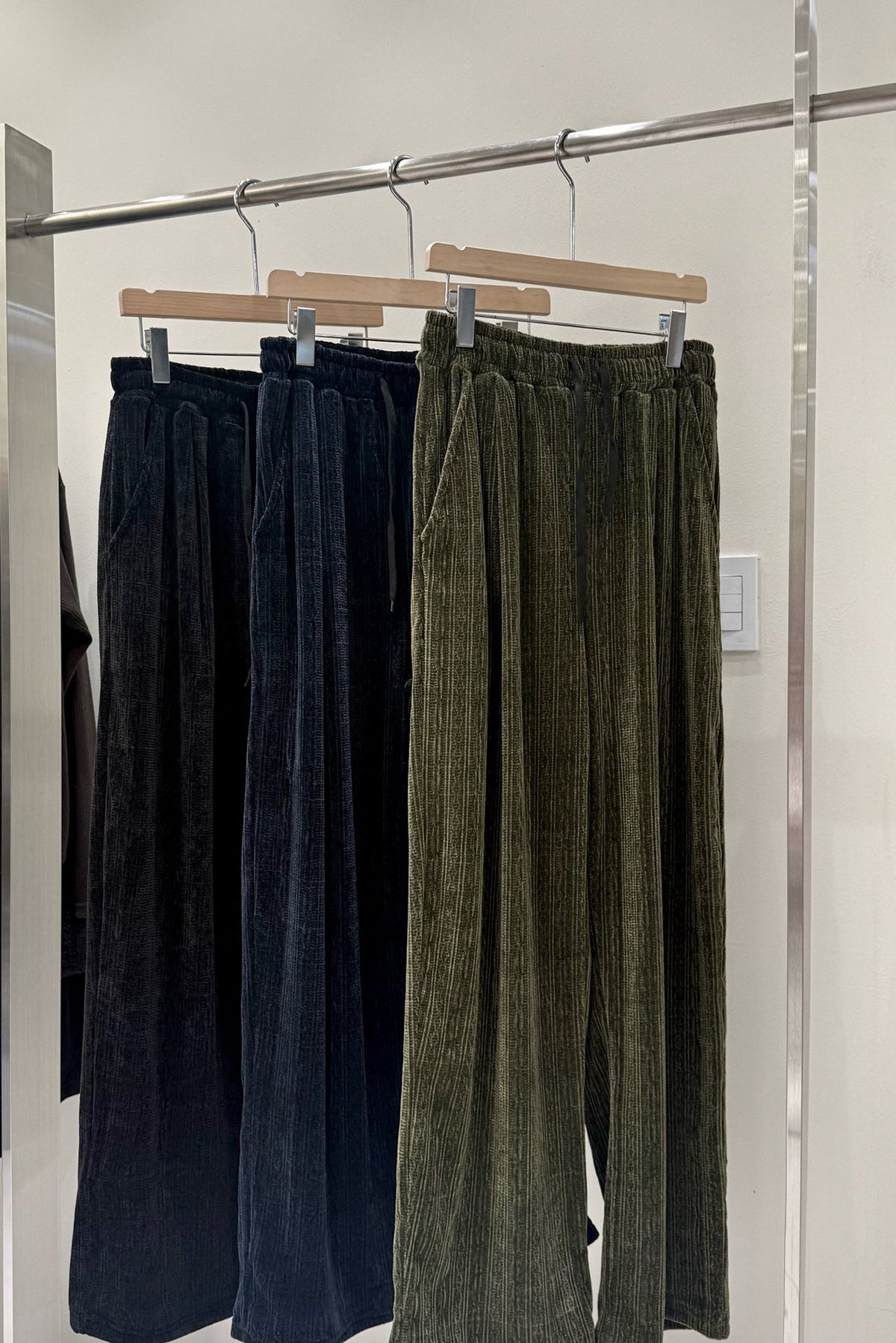 MAGNOLIA Jacquard Velvet Wide Pants(DARK OLIVE,NAVY,BLACK) 商品画像1/7