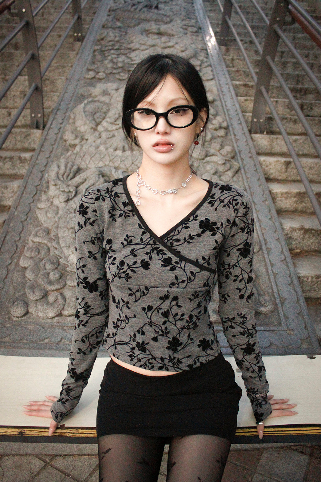 MIAE シルバーローズ ネックレス 着用｜韓国ミニマルファッション アクセサリー レディース