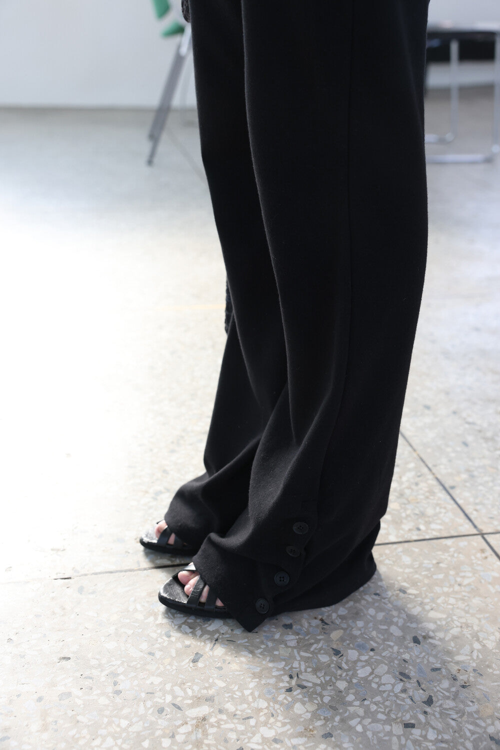 MIAE レザー ブーツカット パンツ ブラック 着用｜韓国ミニマルファッション レディース