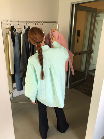 ミニマルなレディースコーデ ブーツカットパンツ