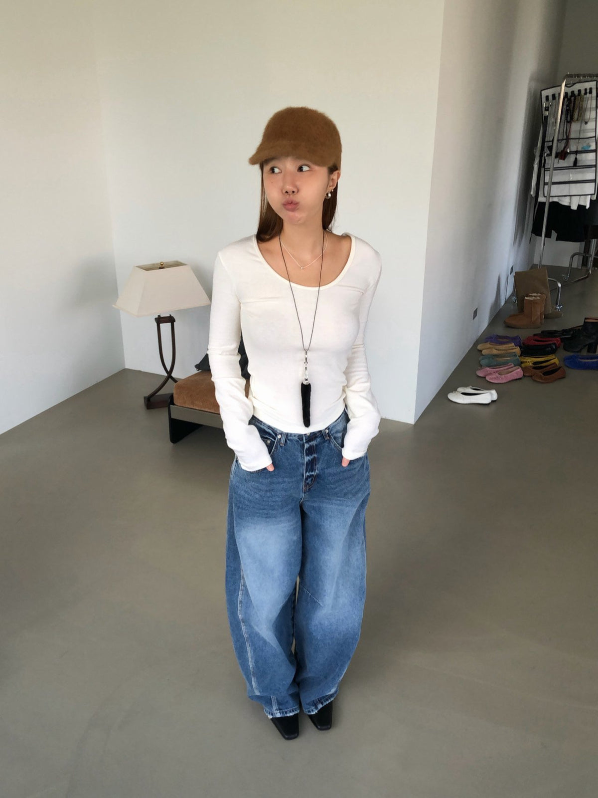 ミニマルなレディースコーデ 白トップスとデニム