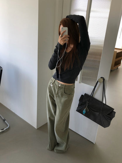 ミニマルなレディースコーデ ワイドパンツ