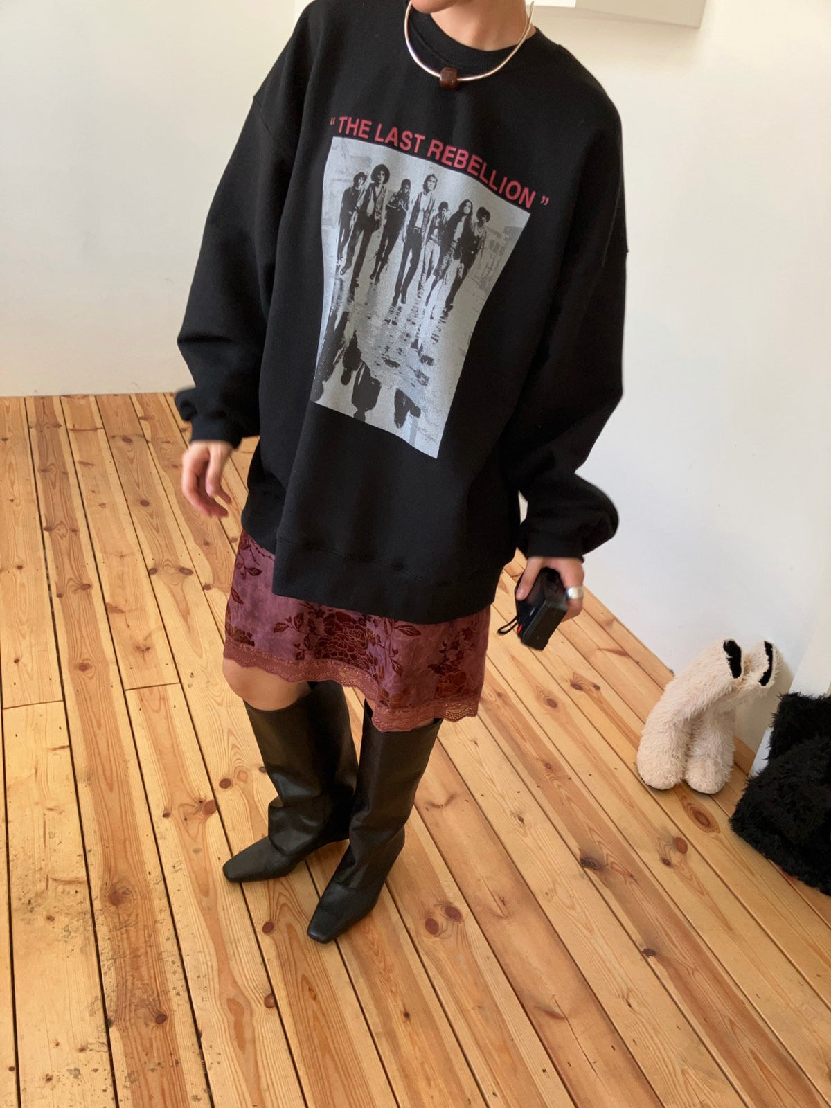 オーバーサイズ黒スウェット ブーツコーデ