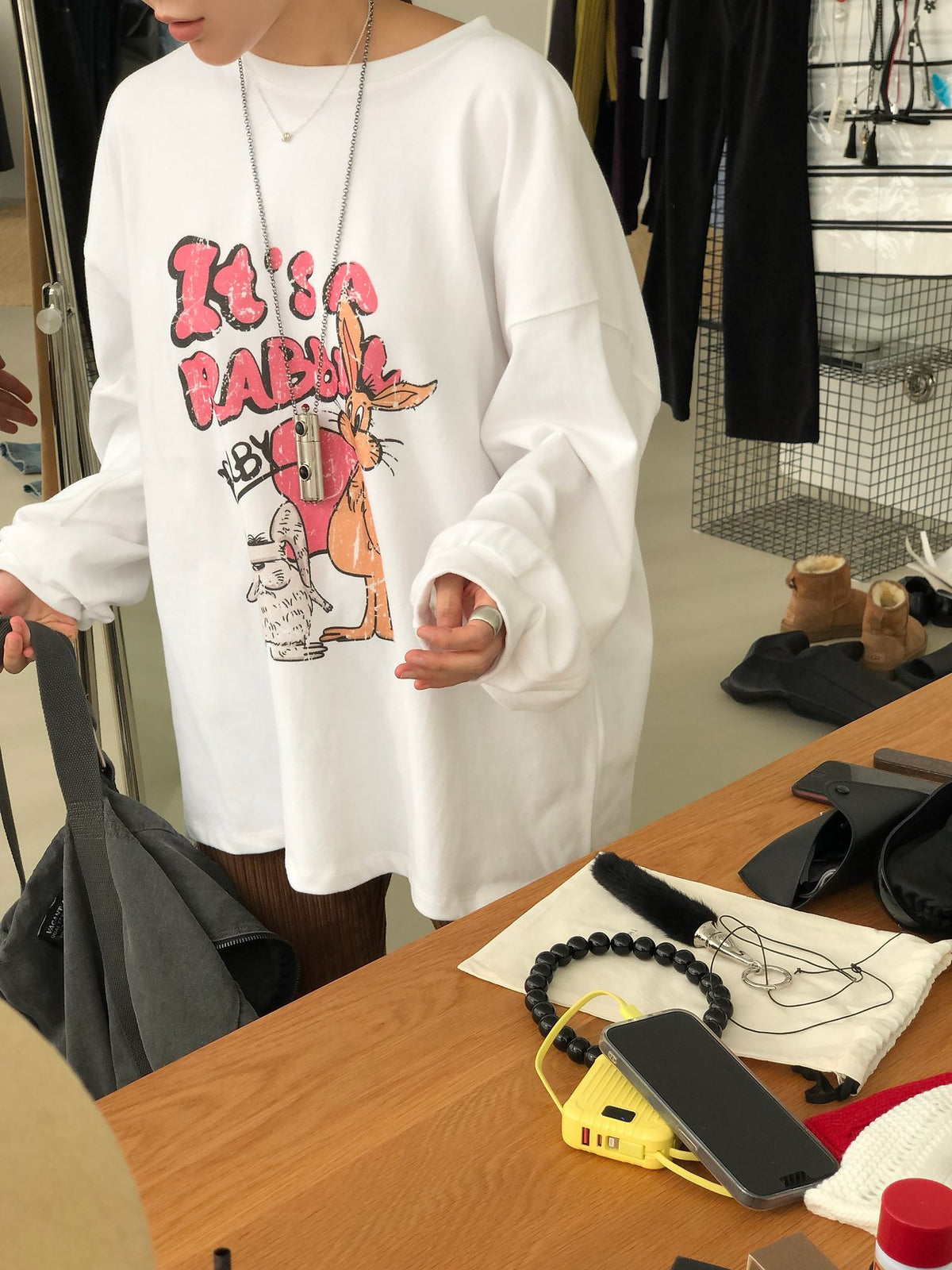 オーバーサイズのラビットプリントロンT