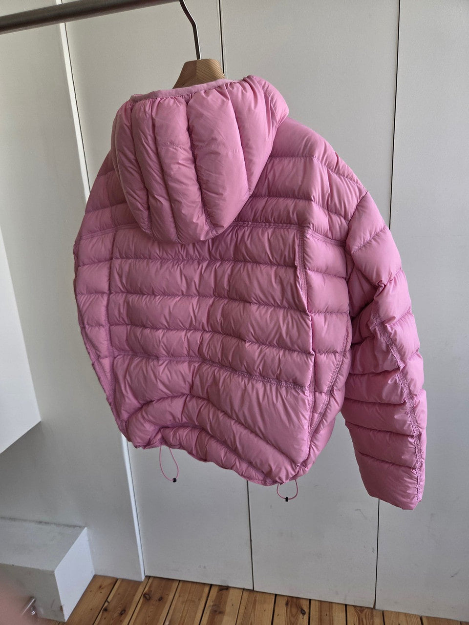 ピンクのパファージャケット 後ろ姿