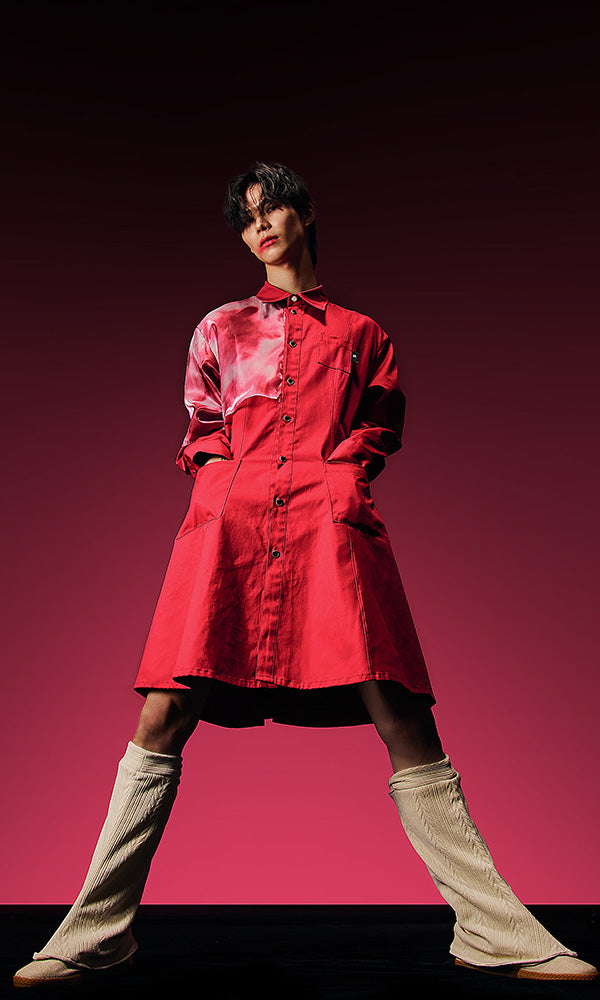 韓国ブランド Reculer レキュリー シースルーケイプ ロングシャツ レッド 着用コーデ 全身 2023FW