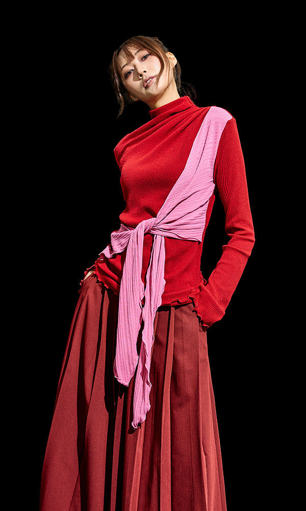 ミニマルに着こなす韓国ファッション ミニマルの赤トップス