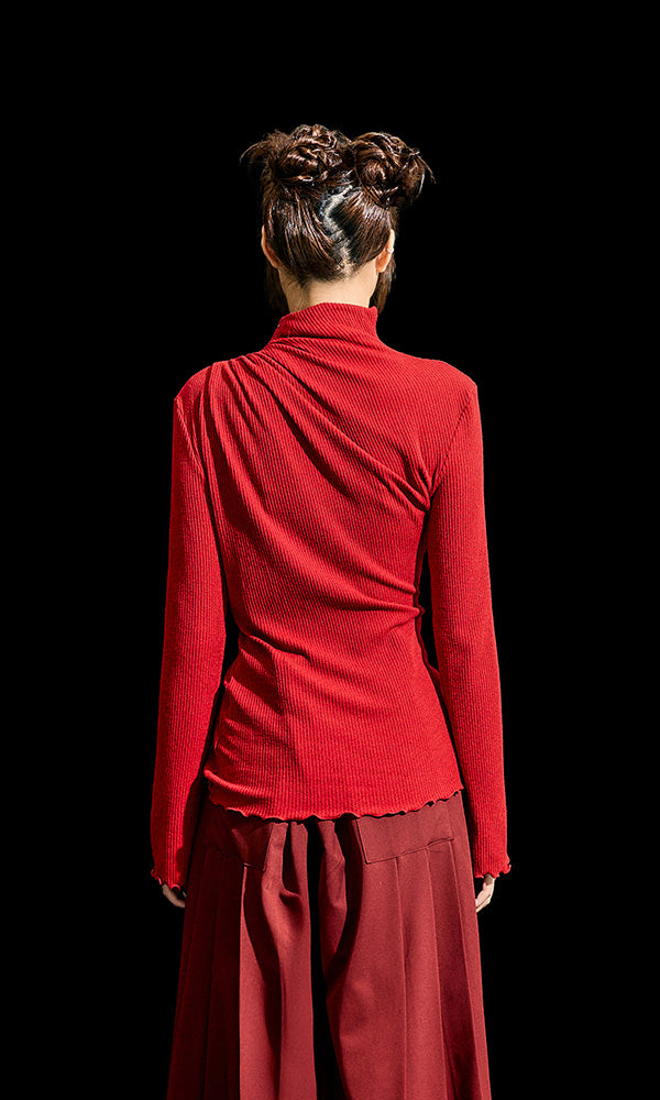 レッドの立体ドレープが映える韓国ファッション 大人コーデ