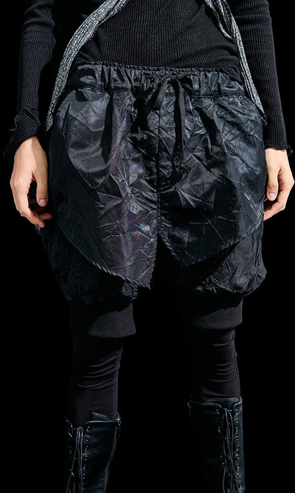 ひねりのある黒パンツの韓国ブランド ファッションスタイル