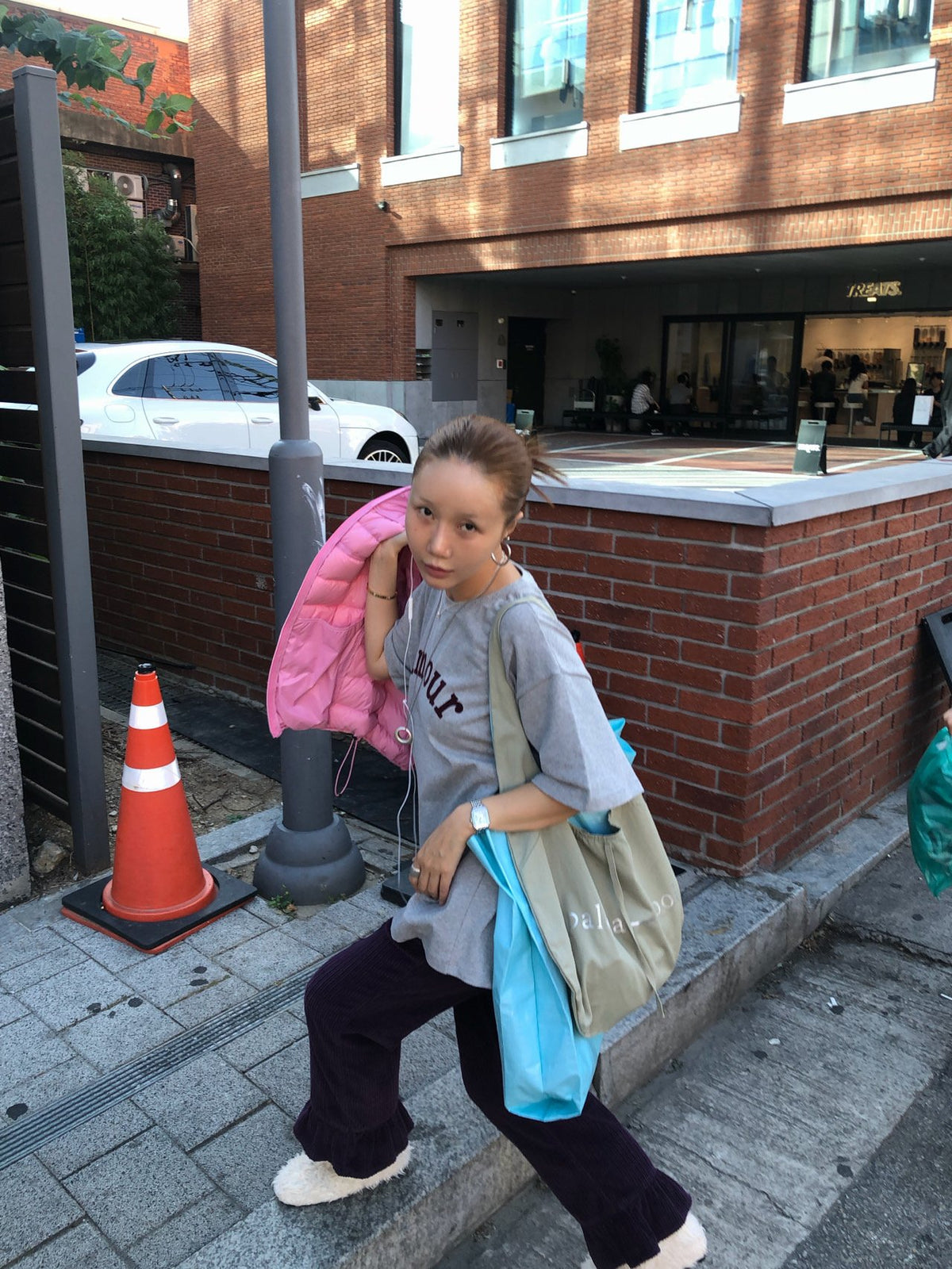 ゆるっと着るロゴTシャツ 街角コーデ